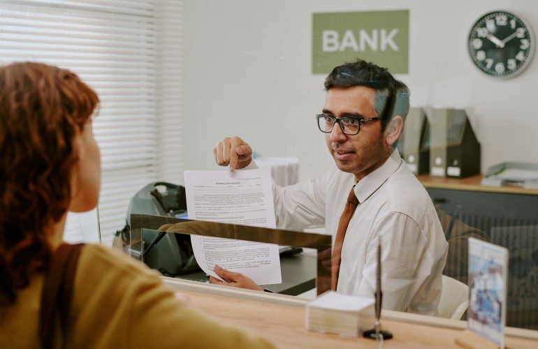 Acompaniere medici romani la banca in Franta