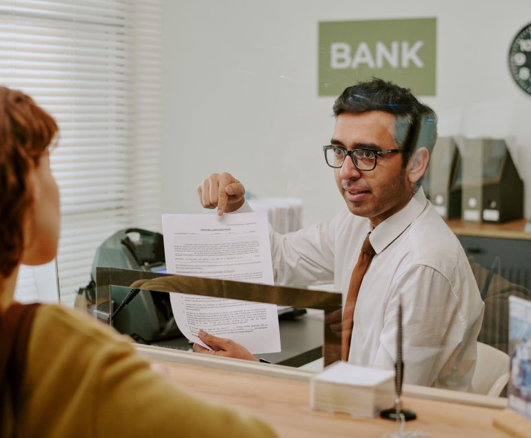 Acompaniere medici romani la banca in Franta